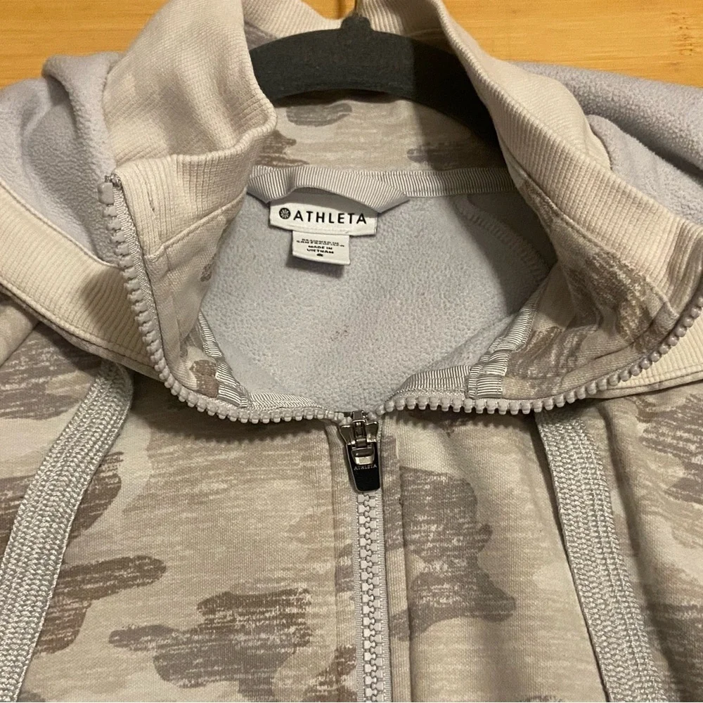 Athleta Triumph Hoodie Soft Gray Beige Camo Size Small—See Description - Picture 6 of 7